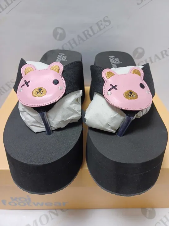 KOI NO CUDDLES BEAR FLATFORM THONG SANDALS, BLACK - SIZE 4