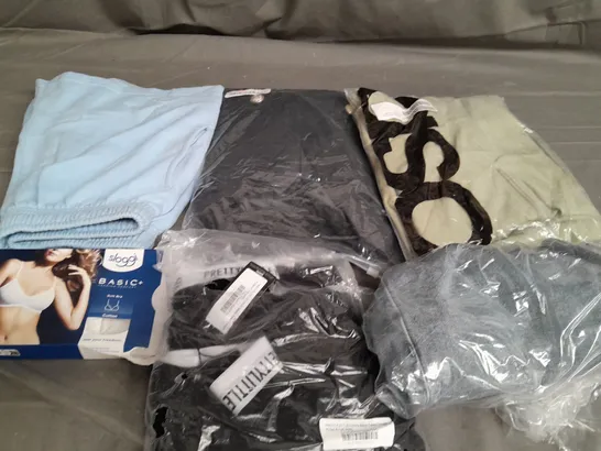 BOX OF APPROXIMATELY 25 ASSORTED CLOTHING ITEMS TO INCLUDE - T-SHIRT , DRESSES , JEANS , ETC 