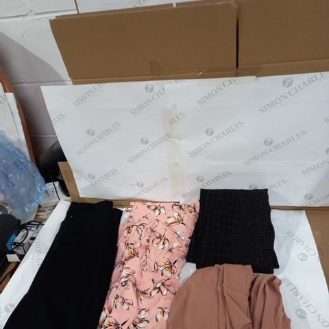 LOT APPROXIMATELY 25 WOMANS CLOTHING ITEMS TO INCLUDE TROUSERS, BLOUSE AND SHIRTS