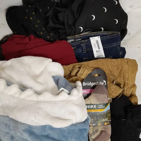 BOX OF APPROXIMATELY 25 ASSORTED CLOTHING ITEMS TO INCUDE - SOCKS , DRESSES , JEANS ETC
