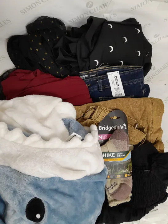 BOX OF APPROXIMATELY 25 ASSORTED CLOTHING ITEMS TO INCUDE - SOCKS , DRESSES , JEANS ETC