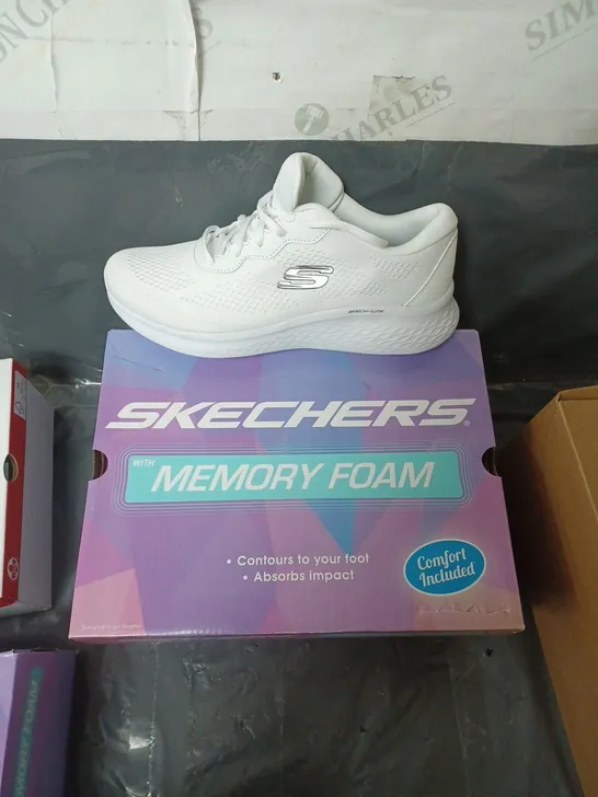 BOXED SKECHERS SKECH-LITE PRO - PERFECT TIME WITH MEMORY FOAM - WHITE - SIZE 7 UK