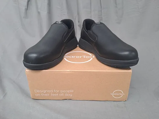 BOXED PAIR OF WEARERTECH SHOES IN BLACK UK SIZE 7