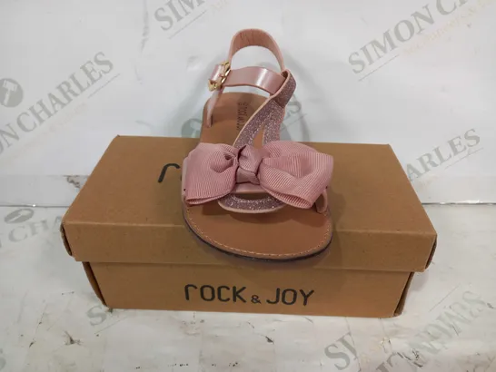 BOXED PAIR OF ROCK & JOY KIDS OPEN TOE SANDALS IN CHAMPAGNE PINK W. BOW EU SIZE 30