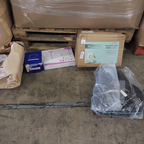 PALLET OF ASSORTED ITEMS INCLUDING: BEDDING,  CUSHIONS, BABY ITEMS