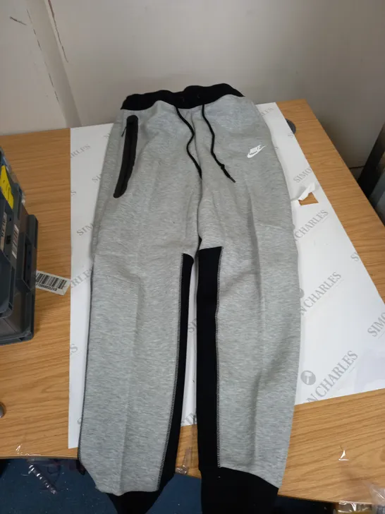 MENS BLACK AND GREY TECH FLEECE PANTS SIZE MEDIUM