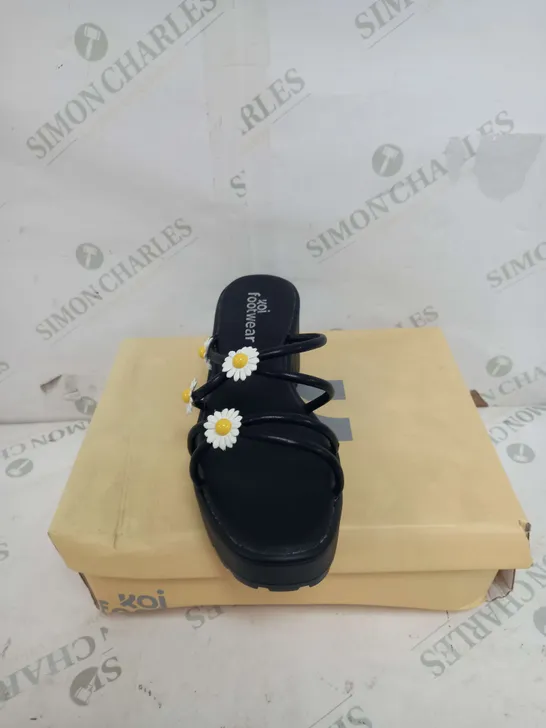 BOXED PAIR OF KOI FOOTWEAR BLOOMING DAISY STRAPPY SLIDERS IN BLACK - SIZE 5