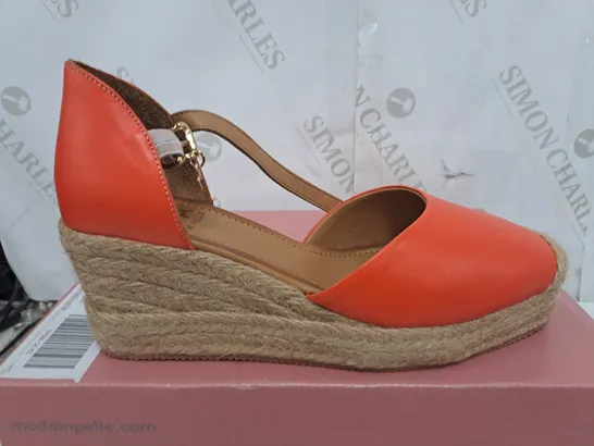 PAIR OF MODA IN PELLE GALIANA WEDGE IN ORANGE - SIZE 38