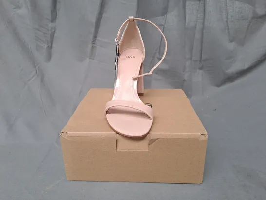 BOXED PAIR OF MNG OPEN TOE BLOCK HEEL SANDALS IN NUDE UK SIZE 4