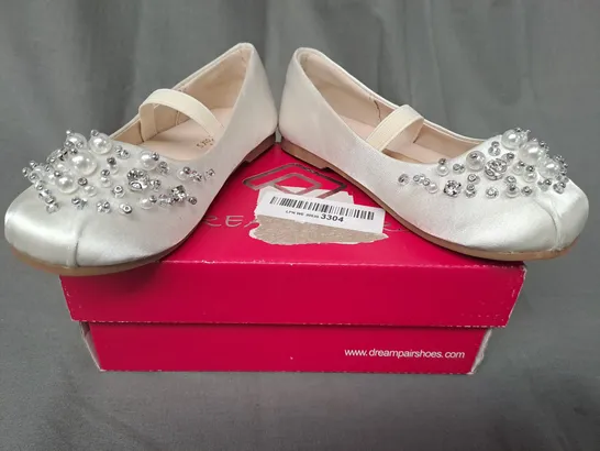 BOXED PAIR OF DREAM PAIRS KIDS PUMPS IN IVORY W. JEWEL EFFECT SIZE 10