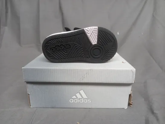 BOXED PAIR OF ADIDAS KIDS SHOES IN BLACK UK SIZE 5.5
