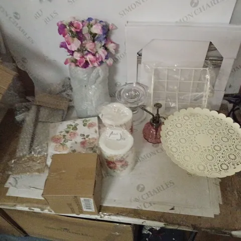 LOT OF 14 ASSORTED VINTAGE STYLE ITEMS TO INCLUDE CANDLES, CAKE STAND, CANDLESTICK HOLDERS, PERFUME SPRAYER ETC