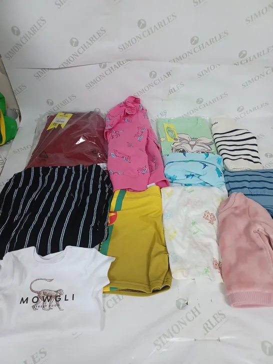 LOT OF ASSORTED KIDS CLOTHING ITEMS TO INCLUDE PYJAMAS, T-SHIRTS AND TROUSERS 