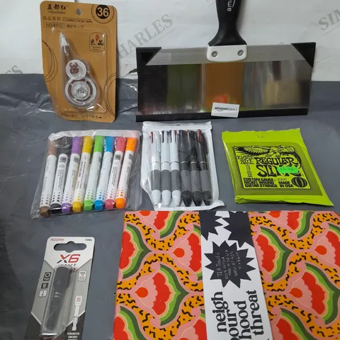 BOX OF APPROXIMATELY 15 ASSORTED ITEMS TO INCLUDE - AMAZON BASIC SCRAPER, TEA TOWEL, PENS ETC