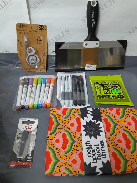 BOX OF APPROXIMATELY 15 ASSORTED ITEMS TO INCLUDE - AMAZON BASIC SCRAPER, TEA TOWEL, PENS ETC