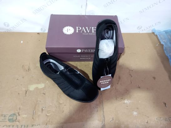 BOXED PAIR OF PAVERS SIZE 39