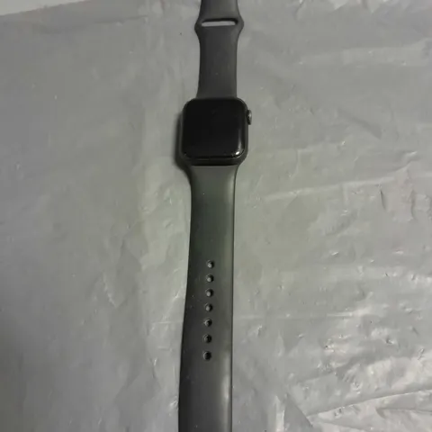 APPLE WATCH SERIES 6 IN BLACK SIZE M/L STRAP - SERIAL NUMBER H4HD921GQ20T