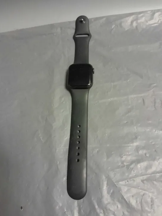 APPLE WATCH SERIES 6 IN BLACK SIZE M/L STRAP