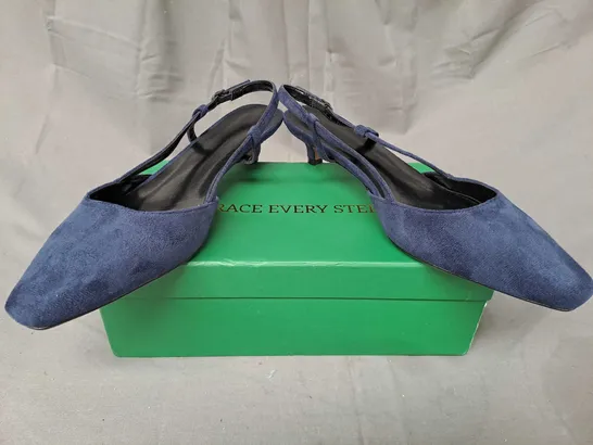 BOXED PAIR OF DESIGNER CLOSED TOE LOW HEEL SHOES IN NAVY EU SIZE 42