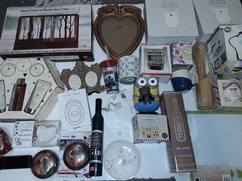 LOT OF APPROXIMATELY 25 ASSORTED HOMEWARE ITEMS TO INCLUDE PHOTO FRAMES, FOOTBALL MUG, WOODEN HEART BUNTING AND LED BOTTLE