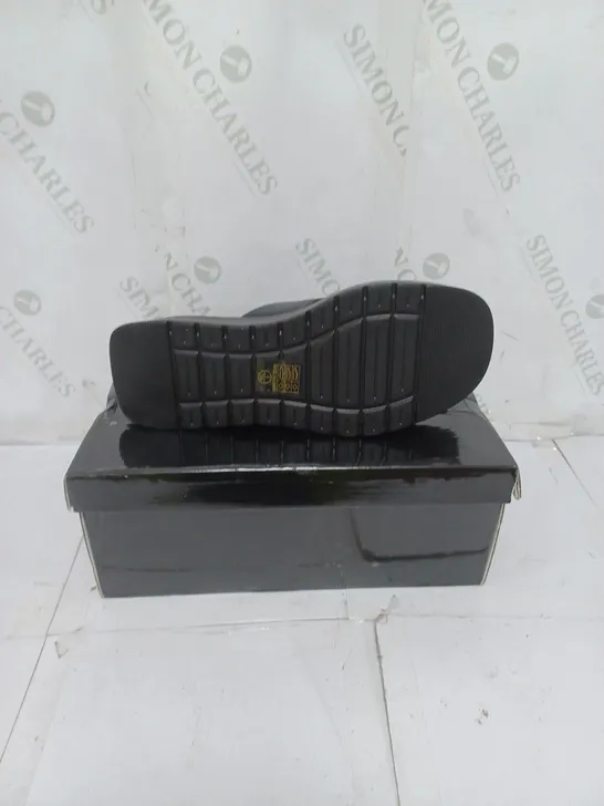 KOI FOOTWEAR CHUNKY BLACK SLIDERS SIZE 5