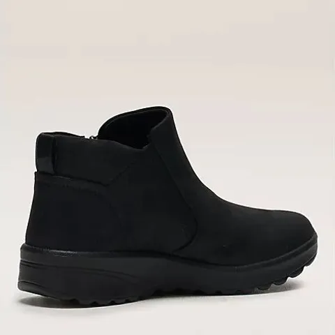 SKECHERS LOVELY VIBE BOOT IN BLACK SIZE 8