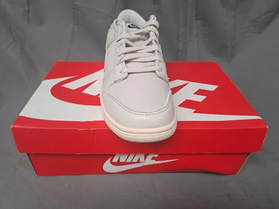 BOXED PAIR OF NIKE SHOES IN BEIGE UK SIZE 7.5