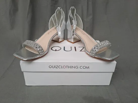 BOXED PAIR OF QUIZ OPEN-TOE BLOCK HEEL SANDALS IN METALLIC SILVER W. JEWEL EFFECT SIZE 5