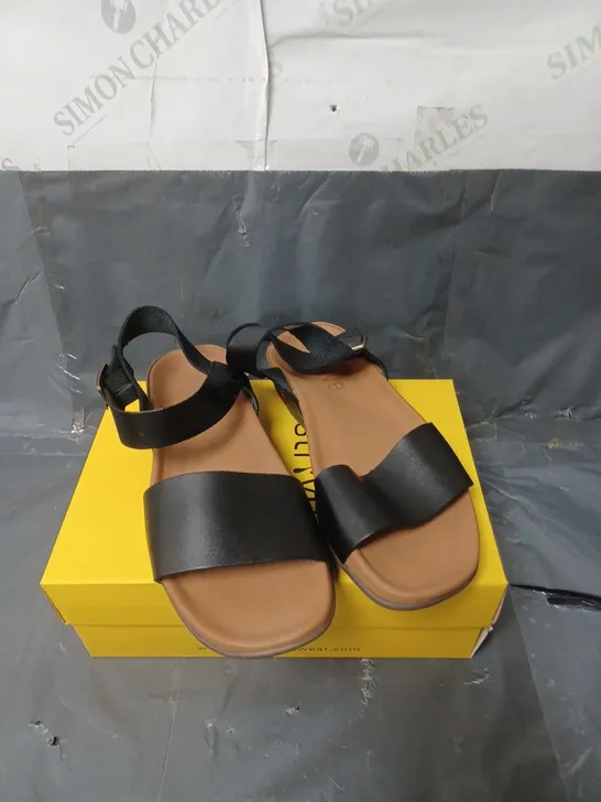 STRIVE LADIES SANDALS BLACK SIZE 6  