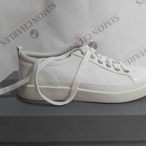 BOXED VIONIC TRAINERS IN GREY SIZE 6