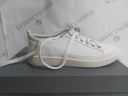 BOXED VIONIC TRAINERS IN GREY SIZE 6