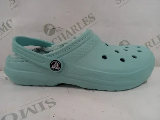 CROCS CLOGS IN LIGHT BLUE WITH FUR LINING - SIZE 6