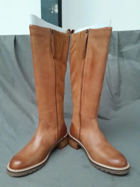 BOXED PAIR OF WHITE STUFF KNEE-HIGH BOOTS IN TAN UK SIZE 5