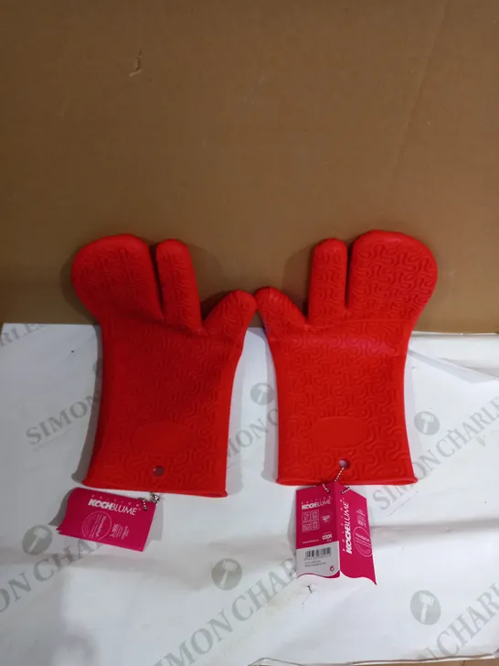 KOCHBLUME SET OF TWO RED OVEN MITTS