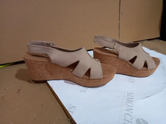 BOXED CLARKS ANNADEL BARI WEDGE SANDAL WIDE FIT BEIGE STYLE SIZE 7