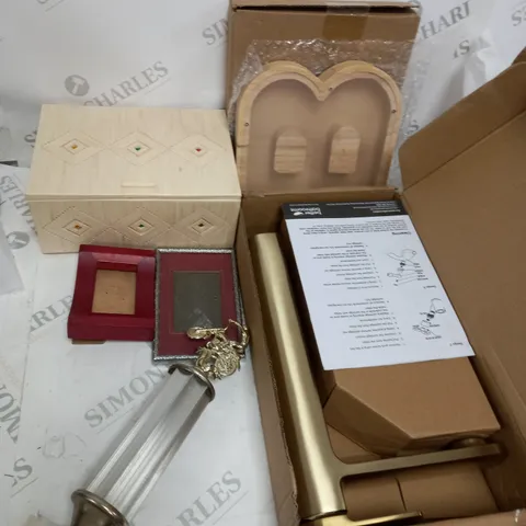 LOT OF HOUSEHOLD ITEMS TO INCLUDE PICTURE FRAME, TALL BASIN MIXER MEKO BRUSHED GOLD, ETC