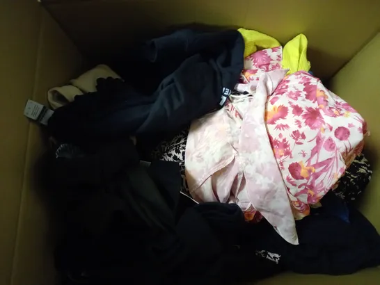 BOX OF APPROX 30 ASSORTED CLOTHING ITEMS TO INCLUDE - T-SHIRT - BLOUSE - SHIRT ETC