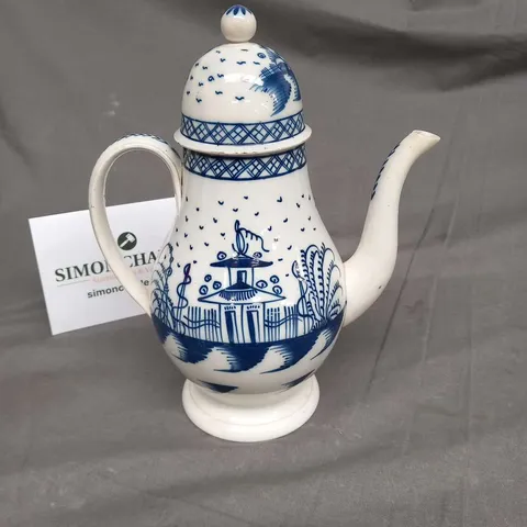 LATE 18TH CENTURY PEARL WARE COFFEE POT AND COVER WITH BLUE AND WHITE CHINOISERIE DESIGN, 28CM HIGH