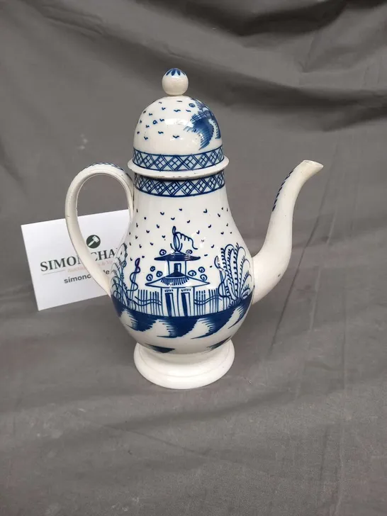 LATE 18TH CENTURY PEARL WARE COFFEE POT AND COVER WITH BLUE AND WHITE CHINOISERIE DESIGN, 28CM HIGH