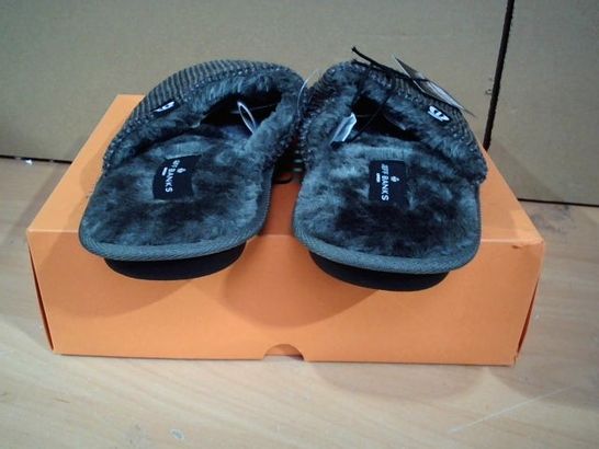 BOXED PAIR OF JEFF BANKS SLIPPERS GREY SIZE 8 