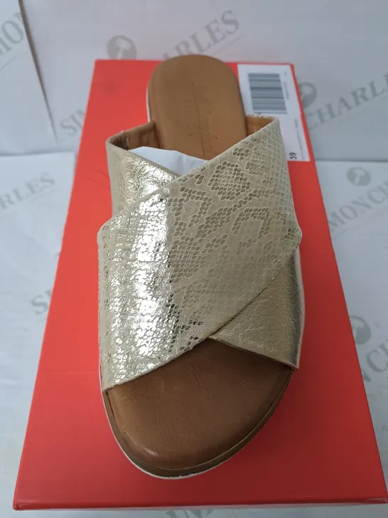 BOXED PAIR OF RUTH LANGSFORD SANDALS IN CHAMPAGNE GOLD SIZE 6