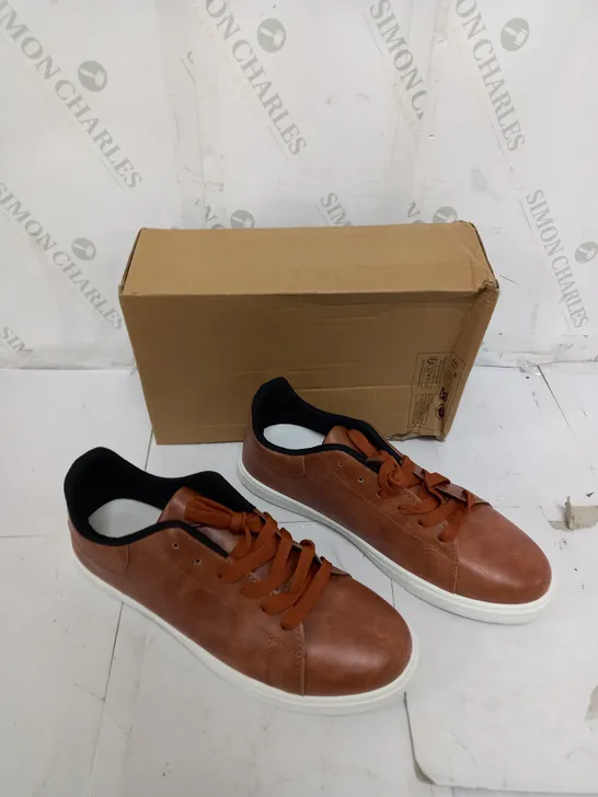 BOXED PAIR OF DESIGNER FLAT LEATHER LACED TRAINERS SIZE 45