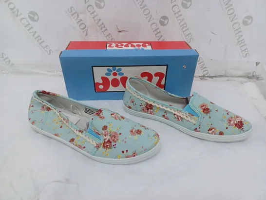 APPROXIMATELY 10 PAIRS OF BOXED DIVAZ SLIP-ON FLORAL PUMP SWIFT BLUE IN VARIOUS SIZES 