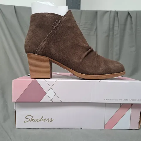 BOXED PAIR OF SKECHERS LADIES WATER RESISTANT SUEDE BROWN BOOTS SIZE 5.5