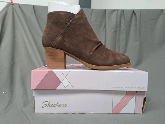 BOXED PAIR OF SKECHERS LADIES WATER RESISTANT SUEDE BROWN BOOTS SIZE 5.5