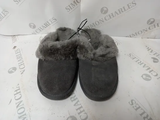 PAIR OF EMU NEST JOLIE SHEEPSKIN SLIPPERS IN CHARCOAL - SIZE 6