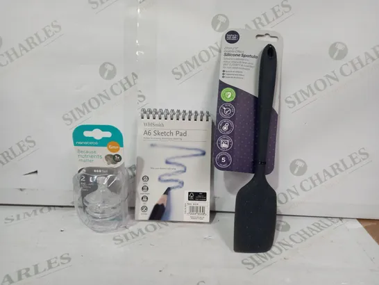 LOT OF APPROXIMATELY 10 ASSORTED HOUSEHOLD ITEMS TO INCLUDE SILICONE SPATULA, A6 SKETCH PAD, SILICONE TEATS, ETC