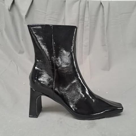 BOXED PAIR OF DESIGNER SQUARE TOE HEELED BOOTS IN GLOSSY BLACK SIZE 8