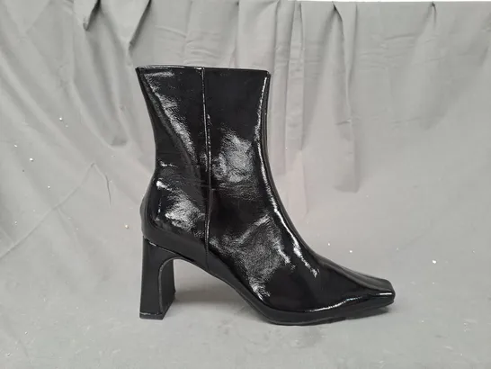 BOXED PAIR OF DESIGNER SQUARE TOE HEELED BOOTS IN GLOSSY BLACK SIZE 8