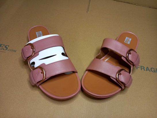 PAIR OF FITFLOP DUSTY PINK SANDALS - SIZE 7